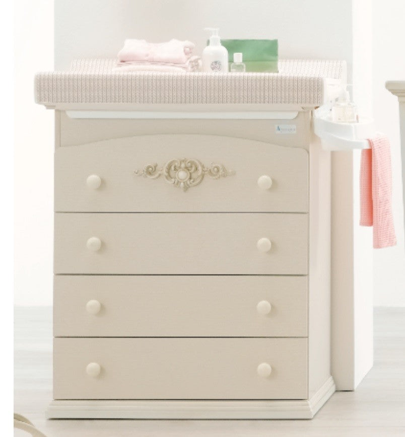 Azzurra Design Bagnetto Fasciatoio Pregio completa la linea Pregio per rendere elegante e raffinata la cameretta del tuo bambino. Realizzato con soli materiali Made In Italy completamente in legno.
