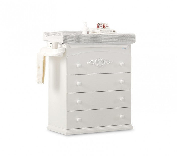 Azzurra Design Bagnetto Fasciatoio Pregio completa la linea Pregio per rendere elegante e raffinata la cameretta del tuo bambino. Realizzato con soli materiali Made In Italy completamente in legno.