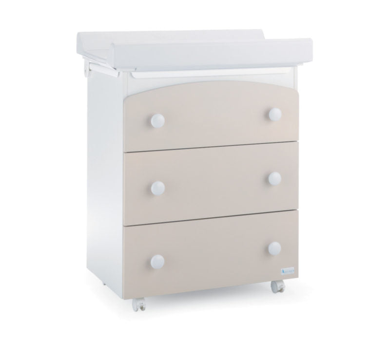 Azzurra Design Bagnetto Fasciatoio Tre è realizzato in 7 colorazioni diverse: Bianco, Avorio, Naturale, Ciliegio, Noce Antico, Bianco-Avana, Bianco-Grigio. Azzurra Design da sempre utilizza solo Materiali Made In Italy per garantire il benessere del bambino.