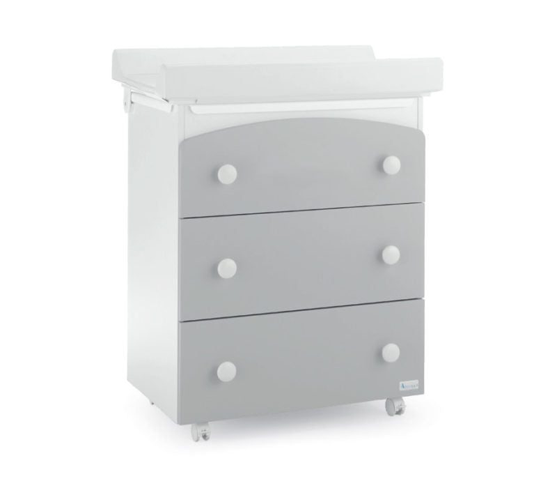 Azzurra Design Bagnetto Fasciatoio Tre è realizzato in 7 colorazioni diverse: Bianco, Avorio, Naturale, Ciliegio, Noce Antico, Bianco-Avana, Bianco-Grigio. Azzurra Design da sempre utilizza solo Materiali Made In Italy per garantire il benessere del bambino.