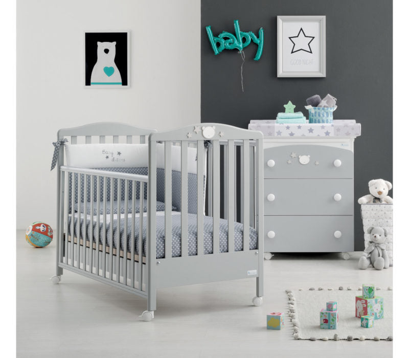 Azzurra Design Lettino Baby Dream è caratterizzato da linee semplici ed essenziali, con decorazioni artigianali a più strati, rifinite manualmente. Azzurra Design da sempre si occupa di soddisfare i bisogni dei più piccoli e grandi, utilizzando solo materiali Made In Italy.