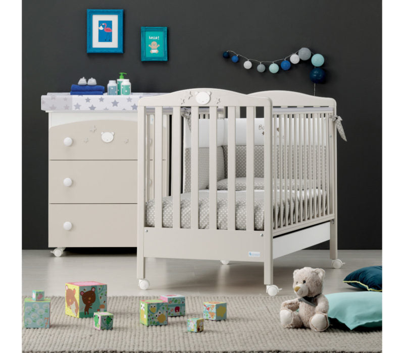 Azzurra Design Lettino Baby Dream è caratterizzato da linee semplici ed essenziali, con decorazioni artigianali a più strati, rifinite manualmente. Azzurra Design da sempre si occupa di soddisfare i bisogni dei più piccoli e grandi, utilizzando solo materiali Made In Italy.