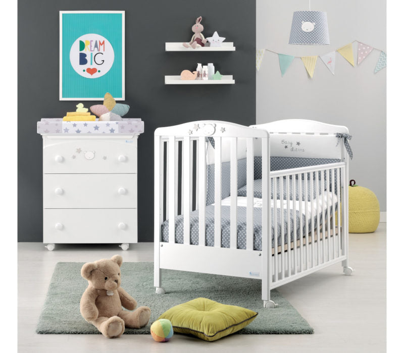 Azzurra Design Lettino Baby Dream è caratterizzato da linee semplici ed essenziali, con decorazioni artigianali a più strati, rifinite manualmente. Azzurra Design da sempre si occupa di soddisfare i bisogni dei più piccoli e grandi, utilizzando solo materiali Made In Italy.