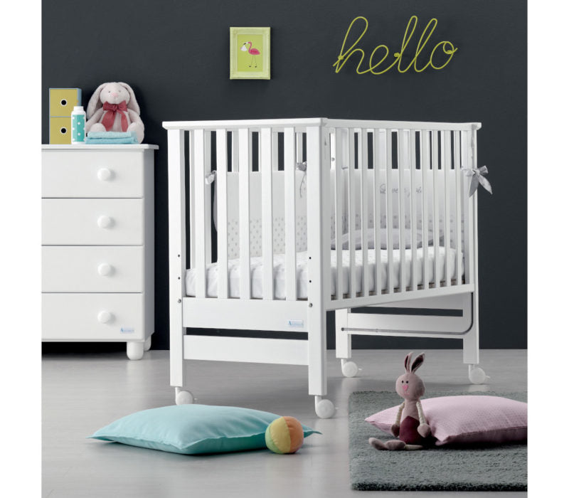 Azzurra Design Lettino Contact è realizzato e progettato pensando al benessere del bambino. Azzurra Design da sempre utilizza solo materiali Made In Italy per assicurare la sicurezza del bambino. Il lettino Contact segue linee semplici e moderne per soddisfare i gusti di ogni genitore.