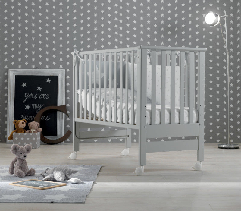 Azzurra Design Lettino Contact è realizzato e progettato pensando al benessere del bambino. Azzurra Design da sempre utilizza solo materiali Made In Italy per assicurare la sicurezza del bambino. Il lettino Contact segue linee semplici e moderne per soddisfare i gusti di ogni genitore.