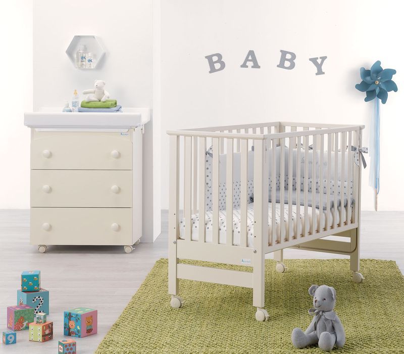 Azzurra Design Lettino Contact è realizzato e progettato pensando al benessere del bambino. Azzurra Design da sempre utilizza solo materiali Made In Italy per assicurare la sicurezza del bambino. Il lettino Contact segue linee semplici e moderne per soddisfare i gusti di ogni genitore.