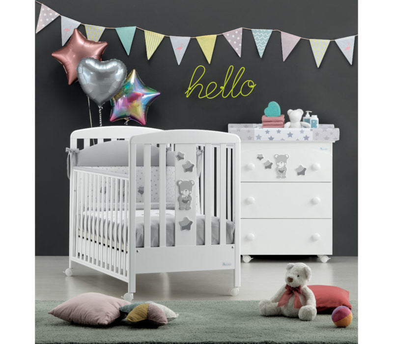 Azzurra Design Lettino Nice con il suo grazioso orsetto conquisterà il cuore di ogni mamma. Azzurra Design da sempre utilizza solo materiali Made In Italy per assicurare e garantire il benessere del bambino. Nice è disponibile in 3 diverse colorazioni: Bianco, Avana e Grigio.