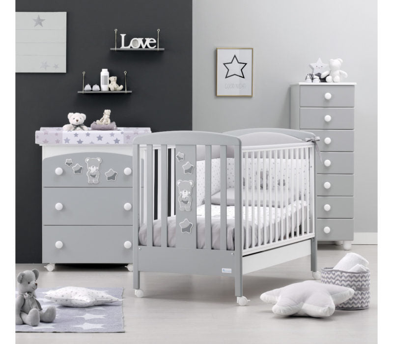 Azzurra Design Lettino Nice con il suo grazioso orsetto conquisterà il cuore di ogni mamma. Azzurra Design da sempre utilizza solo materiali Made In Italy per assicurare e garantire il benessere del bambino. Nice è disponibile in 3 diverse colorazioni: Bianco, Avana e Grigio.