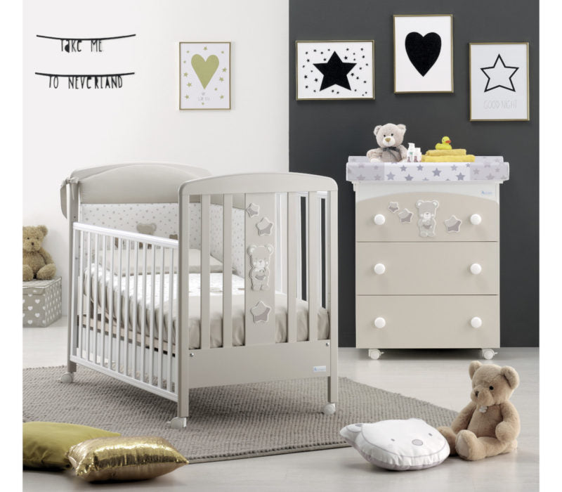 Azzurra Design Lettino Nice con il suo grazioso orsetto conquisterà il cuore di ogni mamma. Azzurra Design da sempre utilizza solo materiali Made In Italy per assicurare e garantire il benessere del bambino. Nice è disponibile in 3 diverse colorazioni: Bianco, Avana e Grigio.