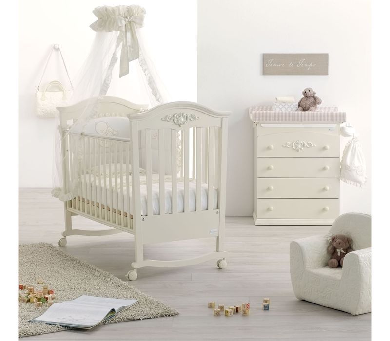 Azzurra Design Lettino Pregio regalerà alla cameretta un atmosfera elegante e raffinata. Azzurra Design da sempre si prende cura dei più piccoli realizzando prodotti con soli materiali Made In Italy. Pregio è disponibile in 4 colorazioni: Bianco, Avorio, Noce, Bianco Antico.