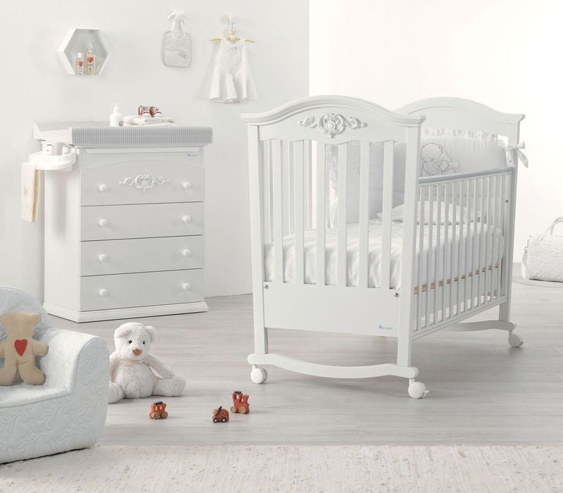 Azzurra Design Lettino Pregio regalerà alla cameretta un atmosfera elegante e raffinata. Azzurra Design da sempre si prende cura dei più piccoli realizzando prodotti con soli materiali Made In Italy. Pregio è disponibile in 4 colorazioni: Bianco, Avorio, Noce, Bianco Antico.
