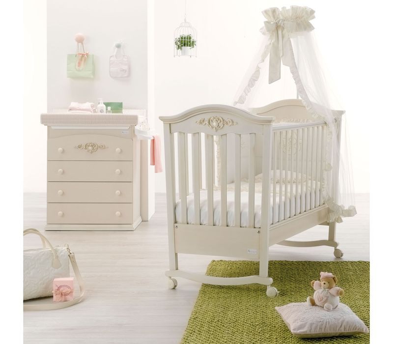 Azzurra Design Lettino Pregio regalerà alla cameretta un atmosfera elegante e raffinata. Azzurra Design da sempre si prende cura dei più piccoli realizzando prodotti con soli materiali Made In Italy. Pregio è disponibile in 4 colorazioni: Bianco, Avorio, Noce, Bianco Antico.