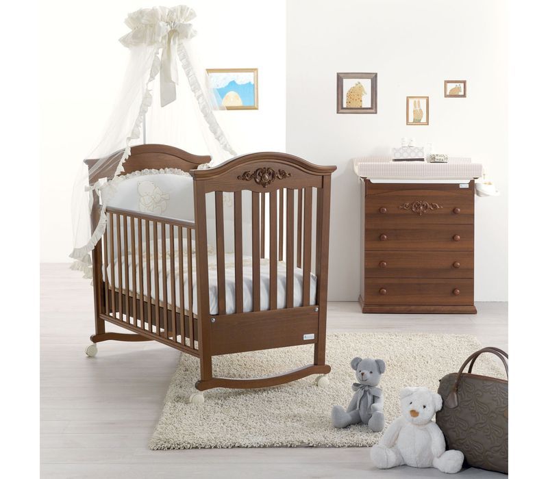 Azzurra Design Lettino Pregio regalerà alla cameretta un atmosfera elegante e raffinata. Azzurra Design da sempre si prende cura dei più piccoli realizzando prodotti con soli materiali Made In Italy. Pregio è disponibile in 4 colorazioni: Bianco, Avorio, Noce, Bianco Antico.
