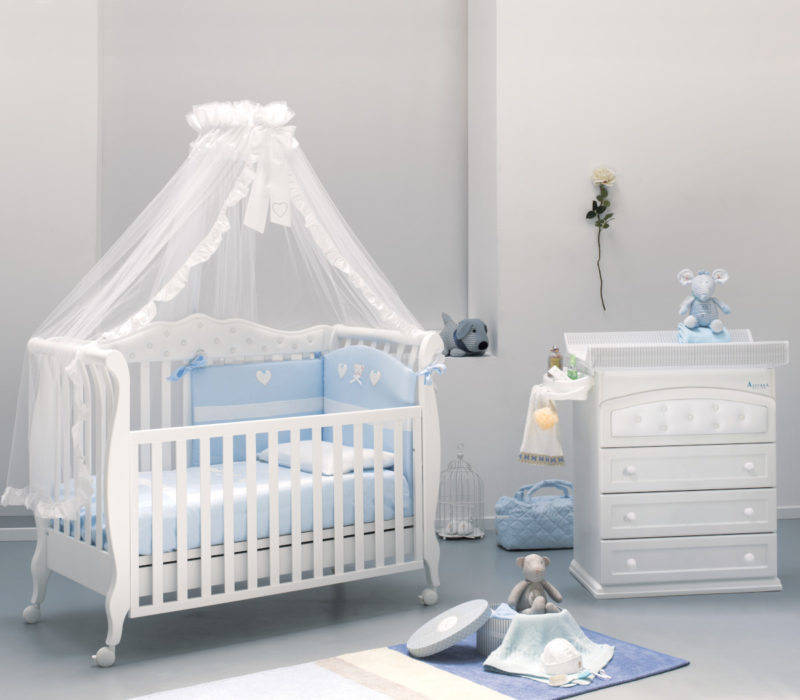 Azzurra Design Lettino Trionfo regalerà alla cameretta un atmosfera elegante e raffinata. Trionfo Classic e Diamonds sono realizzate con materiali Made In Italy e progettate per assicurare la massima sicurezza e comfort al bambino. Soffice rivestimento in ecopelle impreziosito da scintillanti strass, oppure trapuntato da bottoni classici, per uno stile inconfondibile.