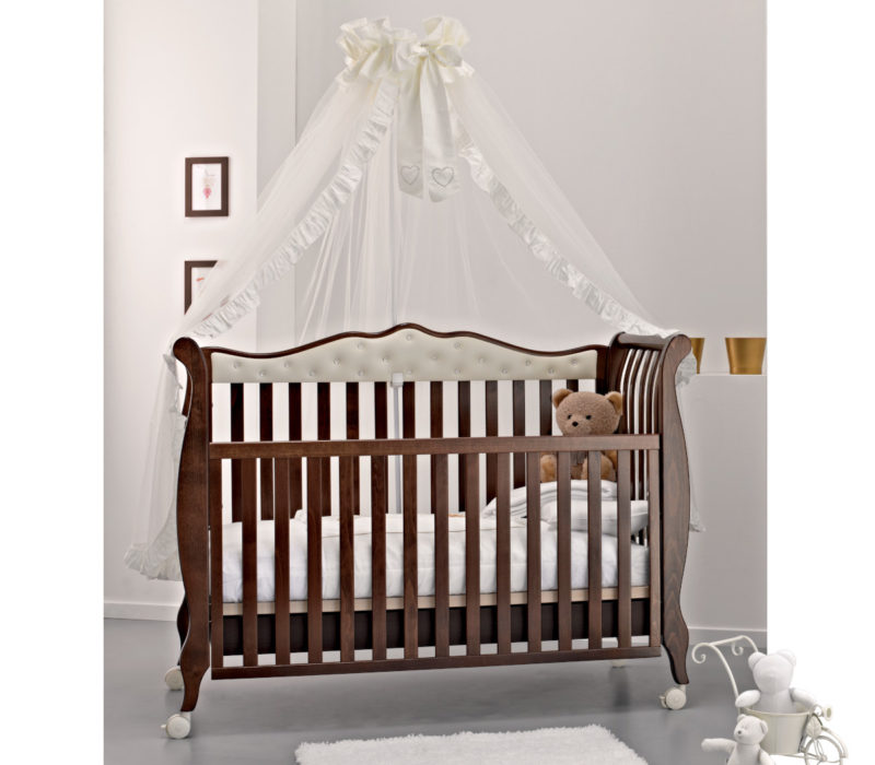 Azzurra Design Lettino Trionfo regalerà alla cameretta un atmosfera elegante e raffinata. Trionfo Classic e Diamonds sono realizzate con materiali Made In Italy e progettate per assicurare la massima sicurezza e comfort al bambino. Soffice rivestimento in ecopelle impreziosito da scintillanti strass, oppure trapuntato da bottoni classici, per uno stile inconfondibile.