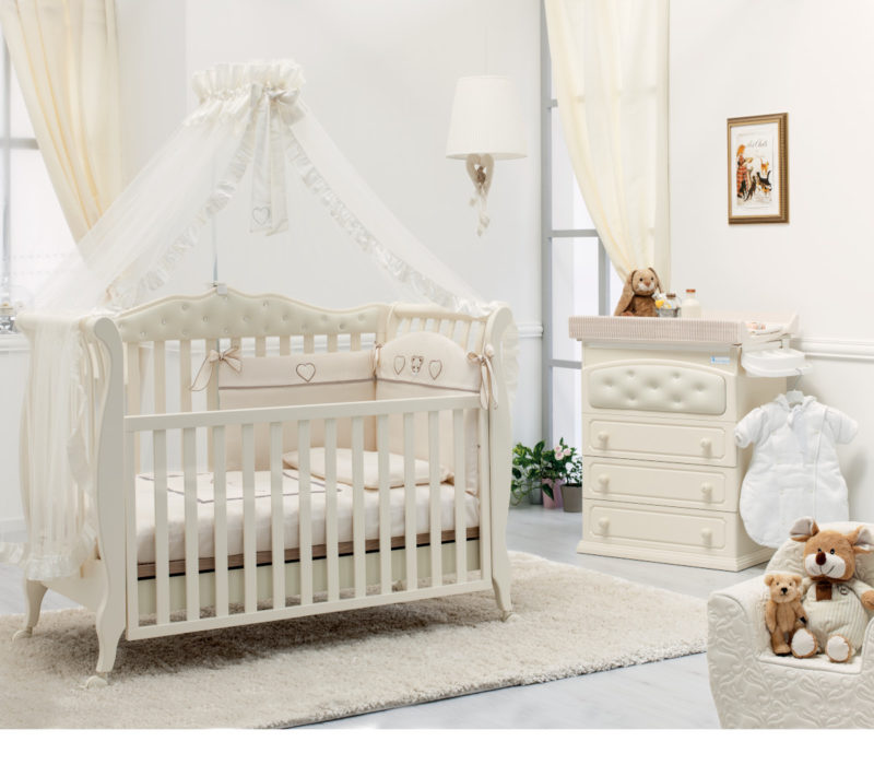 Azzurra Design Lettino Trionfo regalerà alla cameretta un atmosfera elegante e raffinata. Trionfo Classic e Diamonds sono realizzate con materiali Made In Italy e progettate per assicurare la massima sicurezza e comfort al bambino. Soffice rivestimento in ecopelle impreziosito da scintillanti strass, oppure trapuntato da bottoni classici, per uno stile inconfondibile.