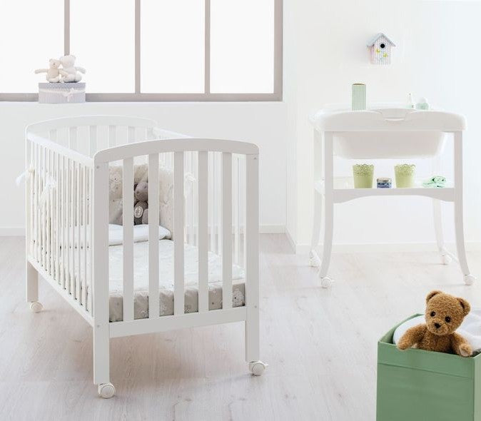 Azzurra Design Lettino Weekend è perfetto per gli spazi ridotti che va a soddisfare i bisogni dei più piccoli e grandi. Azzurra Design da sempre si occupa di realizzare i sogni di ogni genitori, utilizzando materiali Made In Italy e avendo sempre cura dei dettagli.