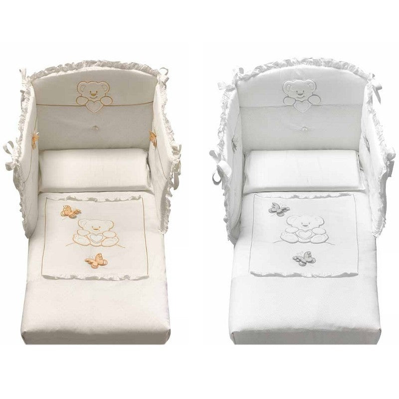 Il set tessile Azzurra Design Elegant si compone di 3pz. Realizzato con soli materiali Made In Italy per garantire il benessere del bambino.