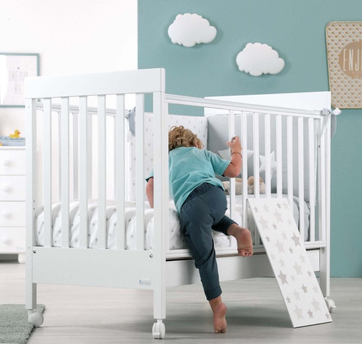 Azzurra Design Sponda Open è un pannello decorato da graziose stelle estraibile applicabile sulla sponda dei lettini Azzurra Design. Design e funzionalità che soddisfano i bisogni dei più piccoli.