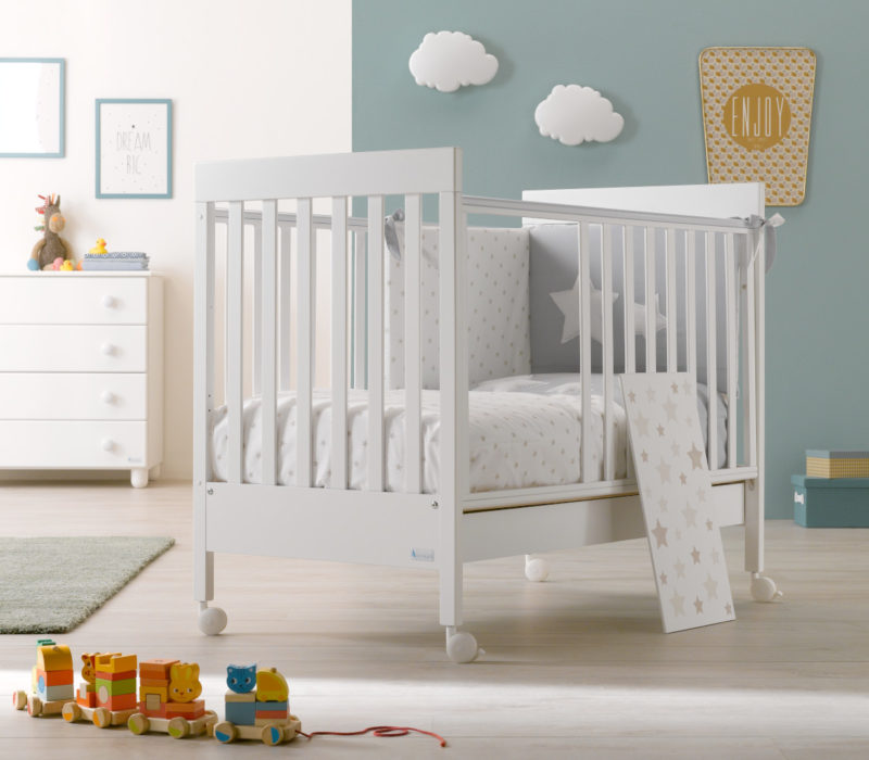 Azzurra Design Sponda Open è un pannello decorato da graziose stelle estraibile applicabile sulla sponda dei lettini Azzurra Design. Design e funzionalità che soddisfano i bisogni dei più piccoli.