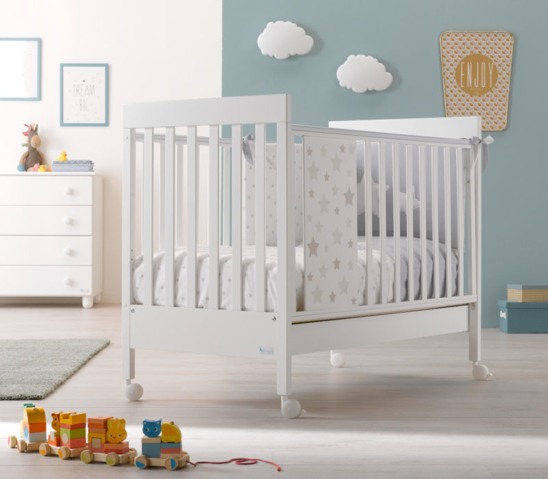 Azzurra Design Sponda Open è un pannello decorato da graziose stelle estraibile applicabile sulla sponda dei lettini Azzurra Design. Design e funzionalità che soddisfano i bisogni dei più piccoli.