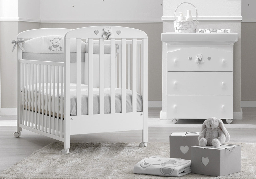 Erbesi Bagnetto Fasciatoio Tato è prefetto per essere utilizzato sia come bagnetto che come un comodo ed elegante piano fasciatoio per il cambio del bambino. Il bagnetto Tato è realizzato con soli materiali Made In Italy.