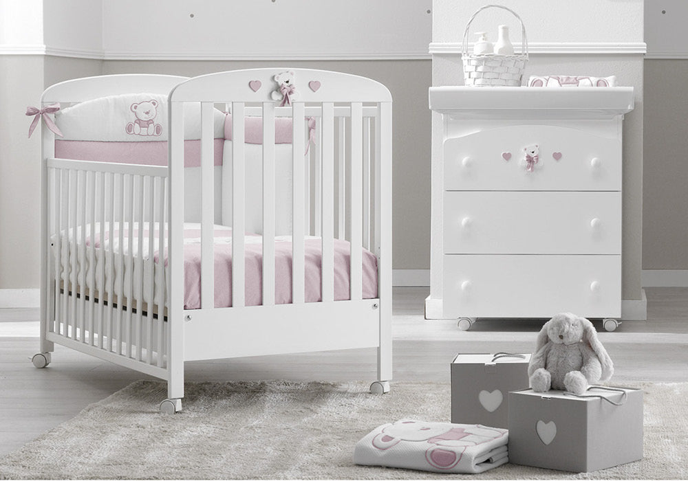 Erbesi Bagnetto Fasciatoio Tato è prefetto per essere utilizzato sia come bagnetto che come un comodo ed elegante piano fasciatoio per il cambio del bambino. Il bagnetto Tato è realizzato con soli materiali Made In Italy.