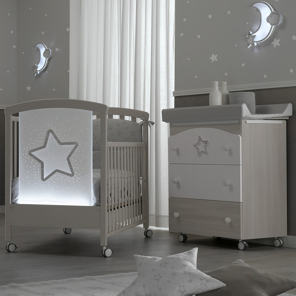 Erbesi Bagnetto Fasciatoio Star completa la collezione Star che renderà la camerata un posto magico e confortevole.