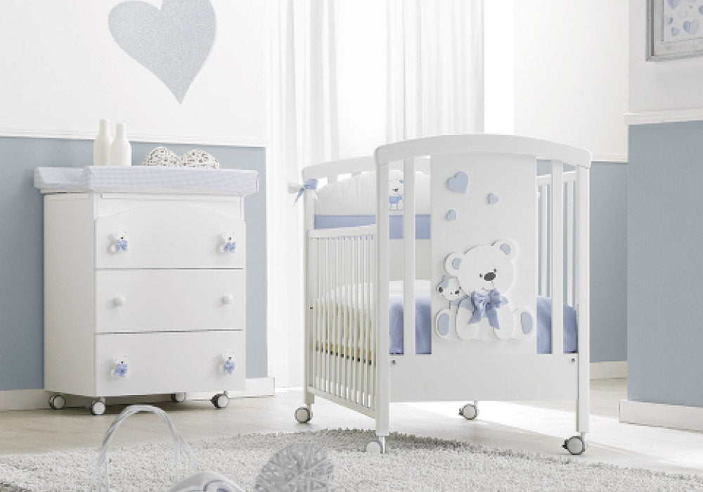 Erbesi Bagnetto Fasciatoio Tato è prefetto per essere utilizzato sia come bagnetto che come un comodo ed elegante piano fasciatoio per il cambio del bambino. Il bagnetto Tato è realizzato con soli materiali Made In Italy.