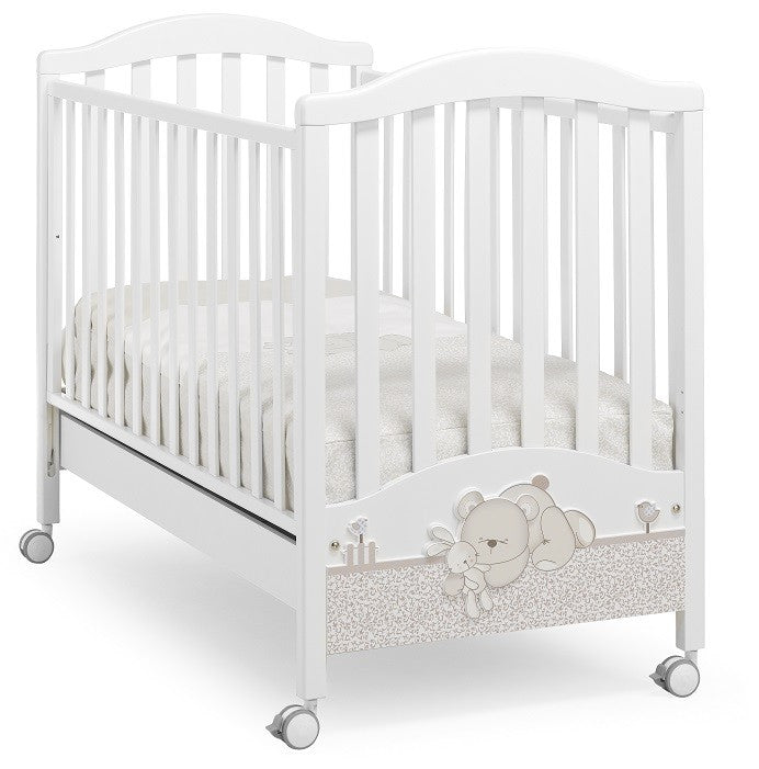 Erbesi Lettino Birba è pensato e realizzato per garantire al bambino di riposare in piena sicurezza e tranquillità durante i primi mesi di vita. Da sempre Erbesi si prende cura dei più piccoli utilizzando solo materiali pregiati Made In Italy.