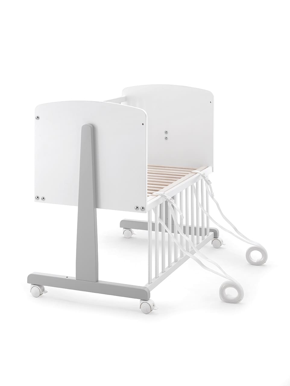 Erbesi Lettino Ninna dallo stile moderno ed elegante donerà alla cameretta un atmosfera magica. Erbesi da sempre utilizza materiali Made In Italy per assicurare il benessere del bambino.