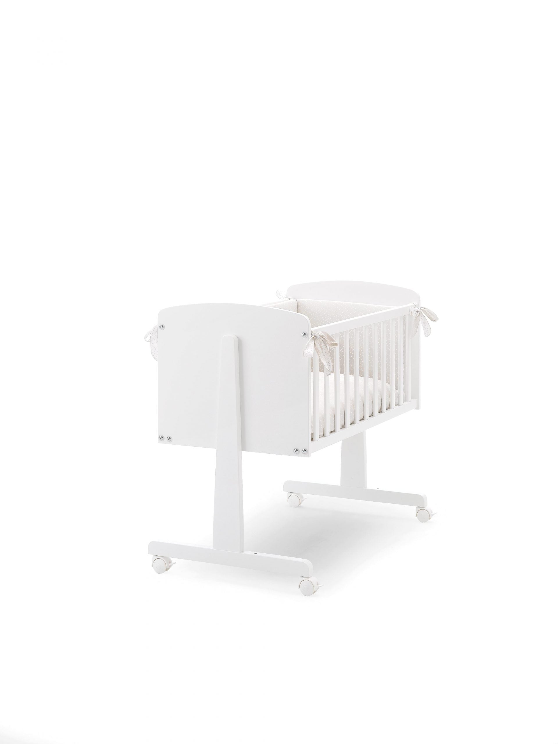 Erbesi Lettino Ninna dallo stile moderno ed elegante donerà alla cameretta un atmosfera magica. Erbesi da sempre utilizza materiali Made In Italy per assicurare il benessere del bambino.