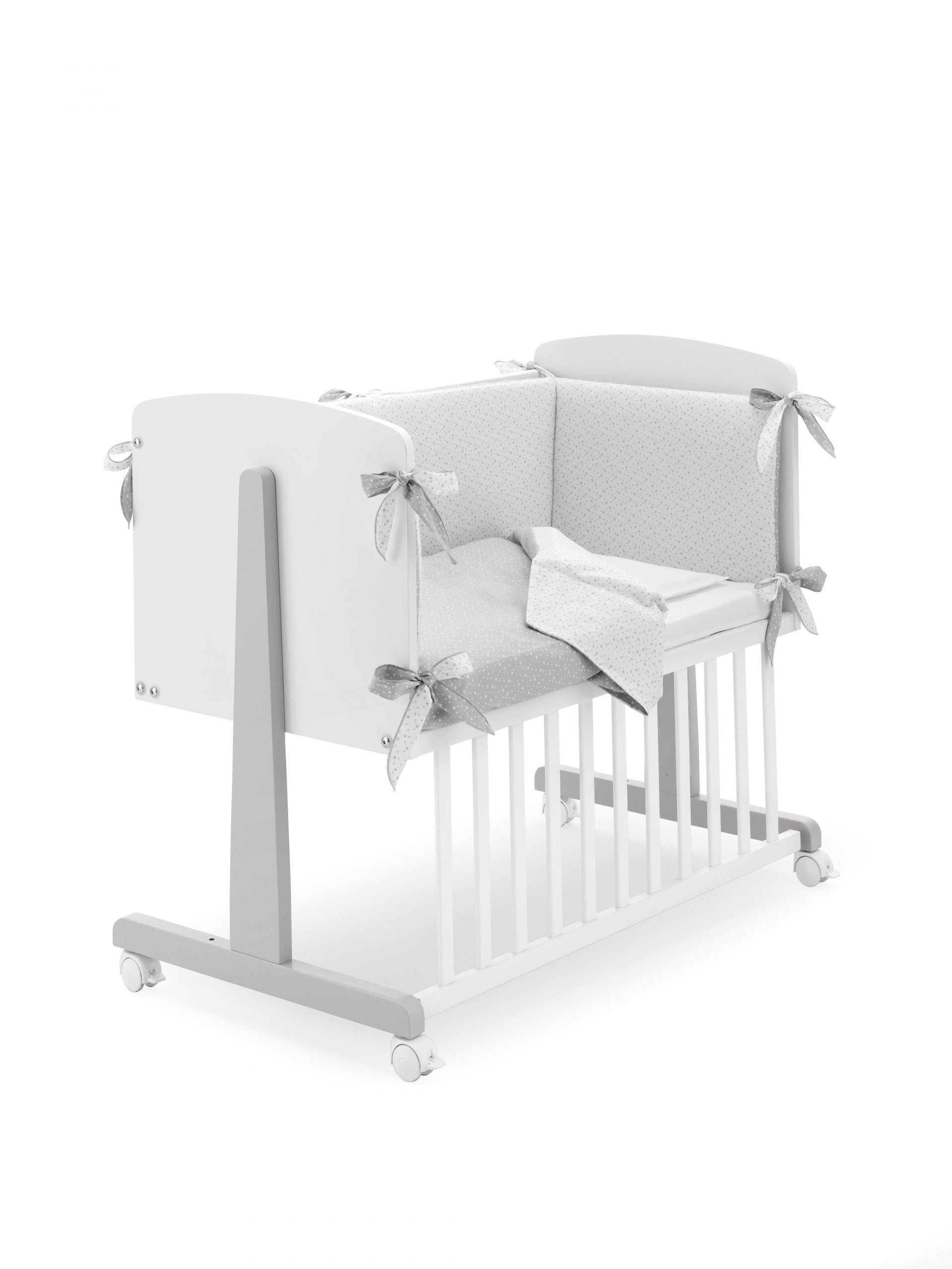 Erbesi Lettino Ninna dallo stile moderno ed elegante donerà alla cameretta un atmosfera magica. Erbesi da sempre utilizza materiali Made In Italy per assicurare il benessere del bambino.