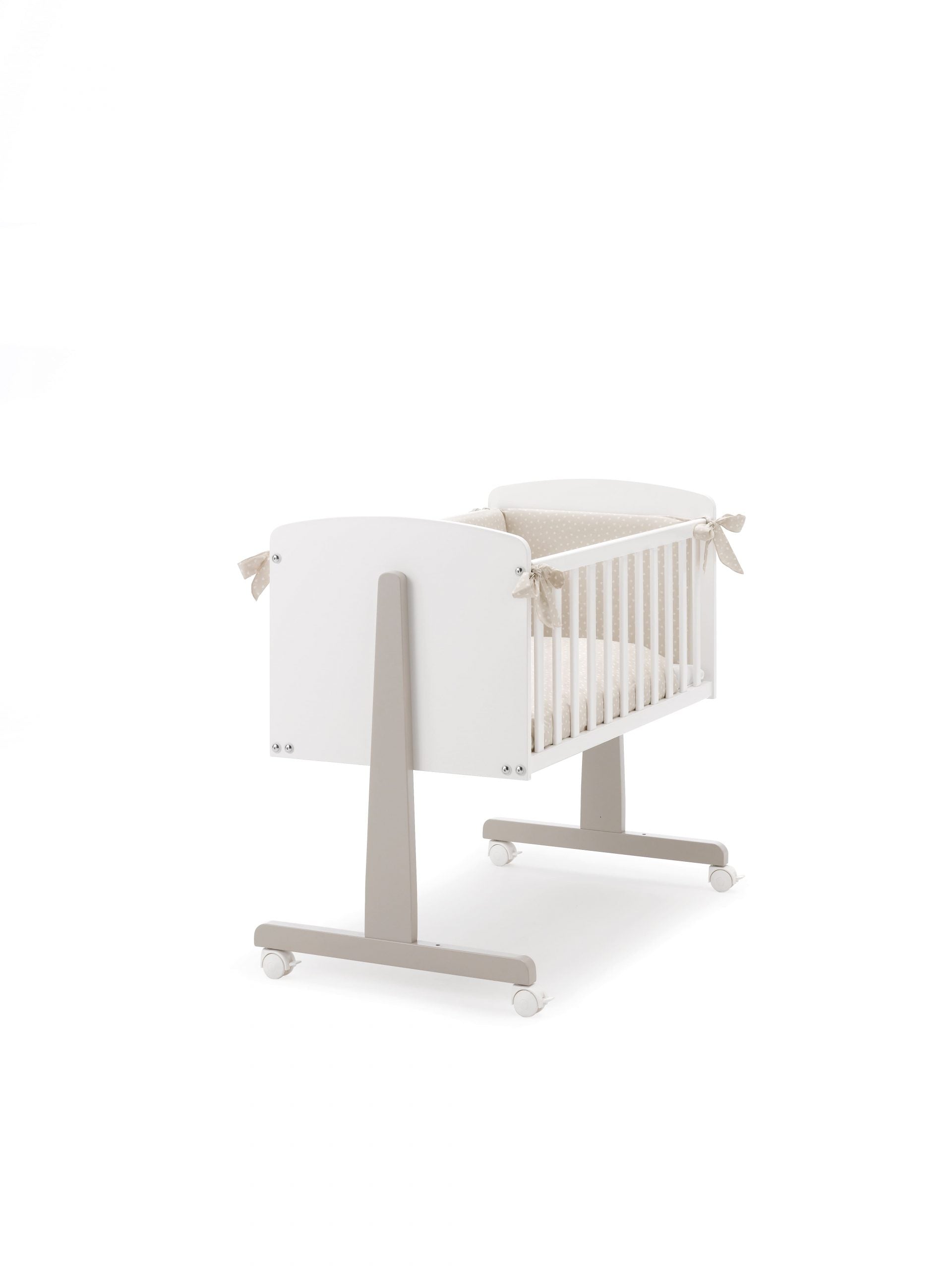 Erbesi Lettino Ninna dallo stile moderno ed elegante donerà alla cameretta un atmosfera magica. Erbesi da sempre utilizza materiali Made In Italy per assicurare il benessere del bambino.