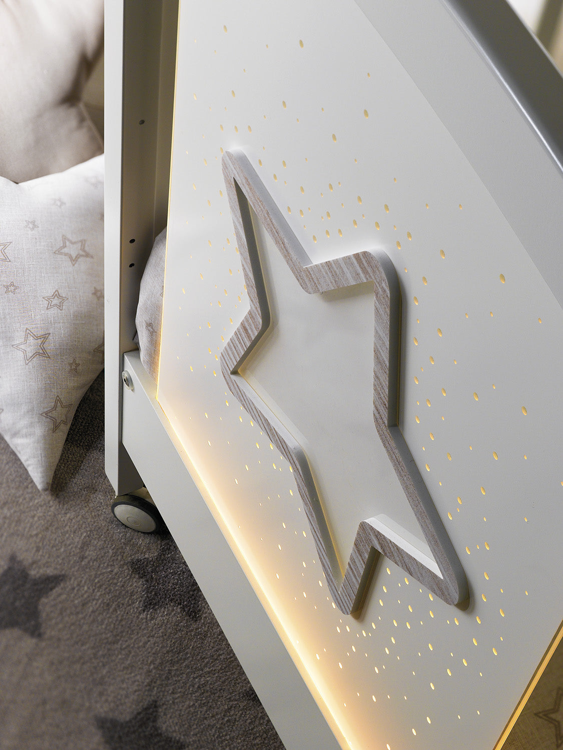 Erbesi Lettino Star è pensato e realizzato per il benessere del tuo bambino. Erbesi da sempre si prende cura dei più piccoli utilizzando solo prodotti 100% Made In Italy. La culla Star grazie alle luci presenti sul pannello in plexiglas e all'adorabile decorazione in rilievo della stella regaleranno un'atmosfera magica e rilassate, dove rilassarti o giocare.