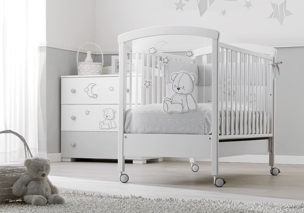 Erbesi Lettino Stella Magic è realizzato in legno massello di faggio con soli materiali Made In Italy e conformi alle norme EU. Il lettino Stella Magic è impreziosito dalle luci LED poste sul pannello in plexiglass che regaleranno un atmosfera magica e rilassante.