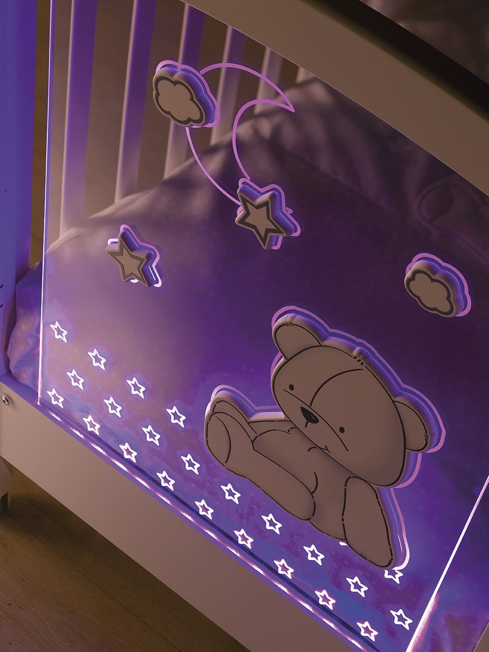 Erbesi Lettino Stella Magic è realizzato in legno massello di faggio con soli materiali Made In Italy e conformi alle norme EU. Il lettino Stella Magic è impreziosito dalle luci LED poste sul pannello in plexiglass che regaleranno un atmosfera magica e rilassante.