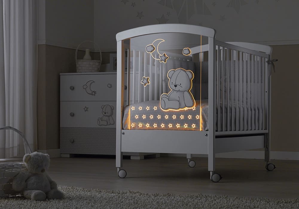 Erbesi Lettino Stella Magic è realizzato in legno massello di faggio con soli materiali Made In Italy e conformi alle norme EU. Il lettino Stella Magic è impreziosito dalle luci LED poste sul pannello in plexiglass che regaleranno un atmosfera magica e rilassante.