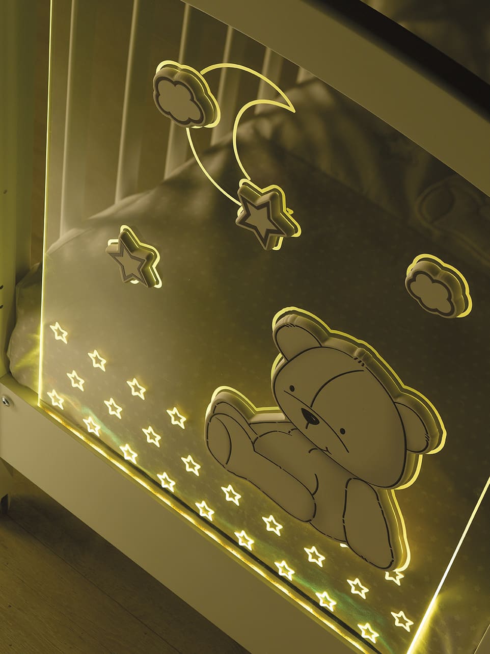 Erbesi Lettino Stella Magic è realizzato in legno massello di faggio con soli materiali Made In Italy e conformi alle norme EU. Il lettino Stella Magic è impreziosito dalle luci LED poste sul pannello in plexiglass che regaleranno un atmosfera magica e rilassante.