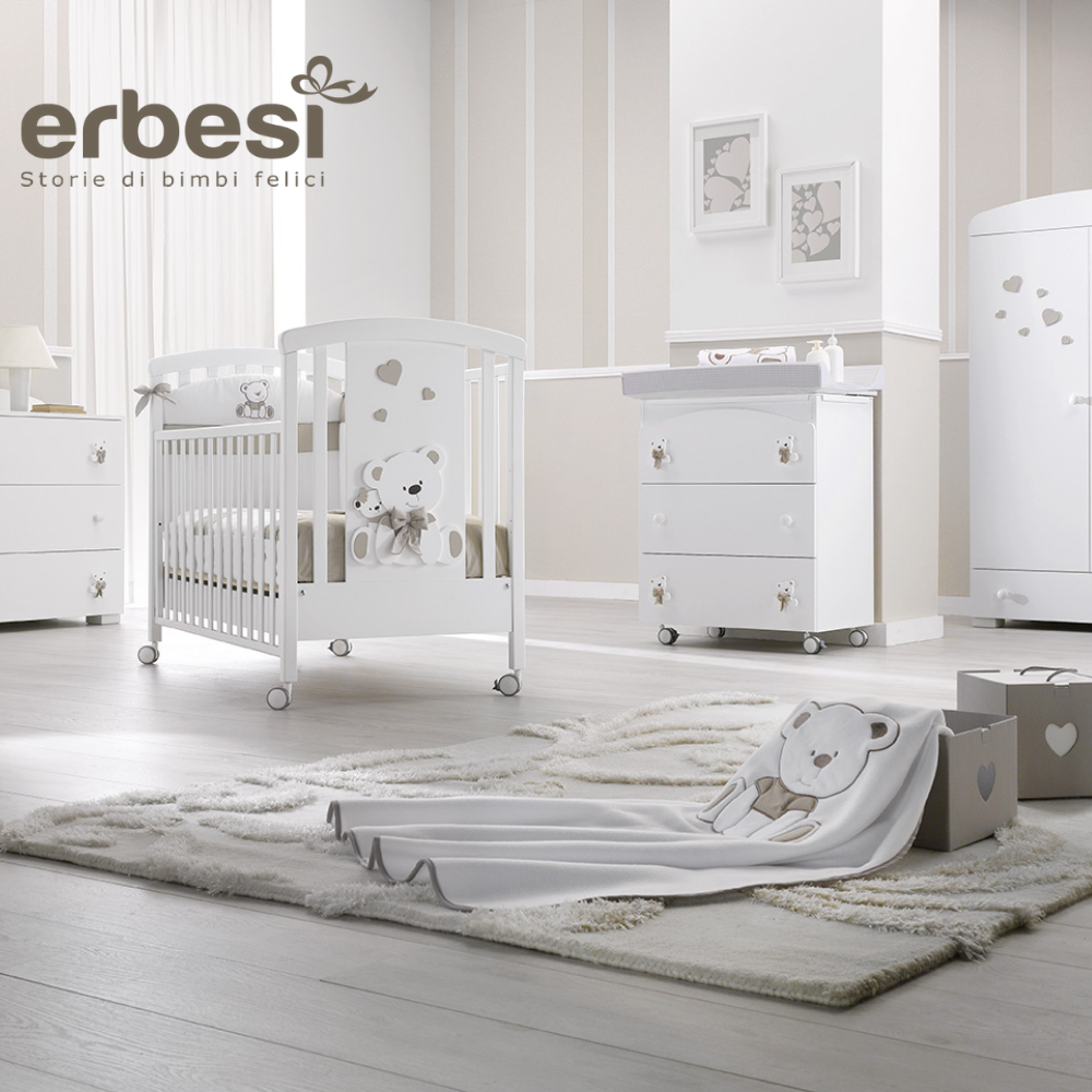 Erbesi Lettino Tato è realizzato con soli materiali pregiati Made In Italy e vernici atossiche per assicurare il massimo benessere al bambino durante i suoi primi mesi. Tato è caratterizzato da linee pulite e delicate, abbellito da graziosi cuoricini e da un tenero orsetto.