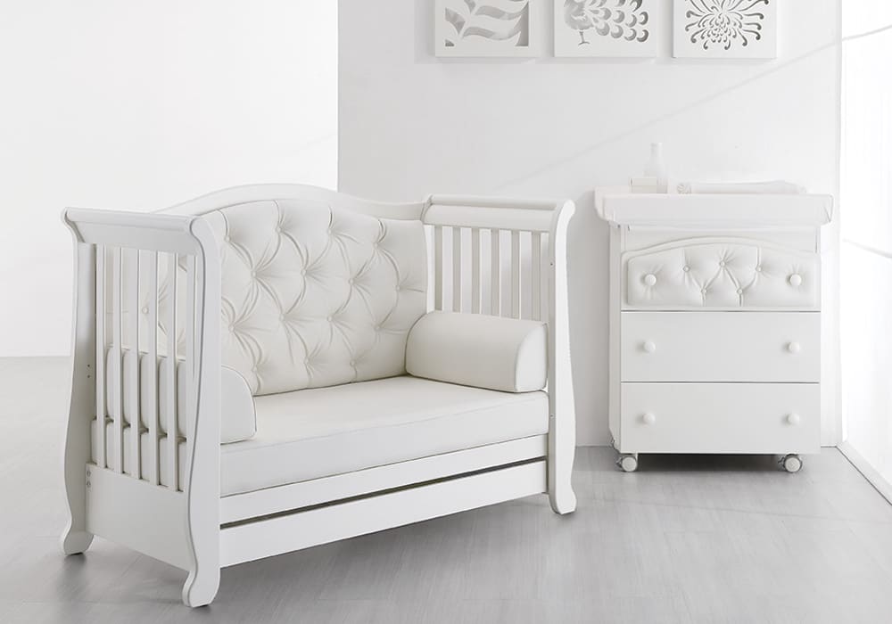 Erbesi Lettino Divanetto Soft è l'ideale per chi è alla ricerca di uno stile classico e romantico. Erbesi da sempre utilizza solo materiali pregiati Made In Italy per garantire il benessere del bambino dalla sua nascita. Il lettino divanetto Soft è caratterizzato da un design raffinato con particolare cura e attenzione per i dettagli. Il lettino accompagnerà io bebè durante la sua crescita, infatti può essere trasformato in seguito in un elegante divanetto.