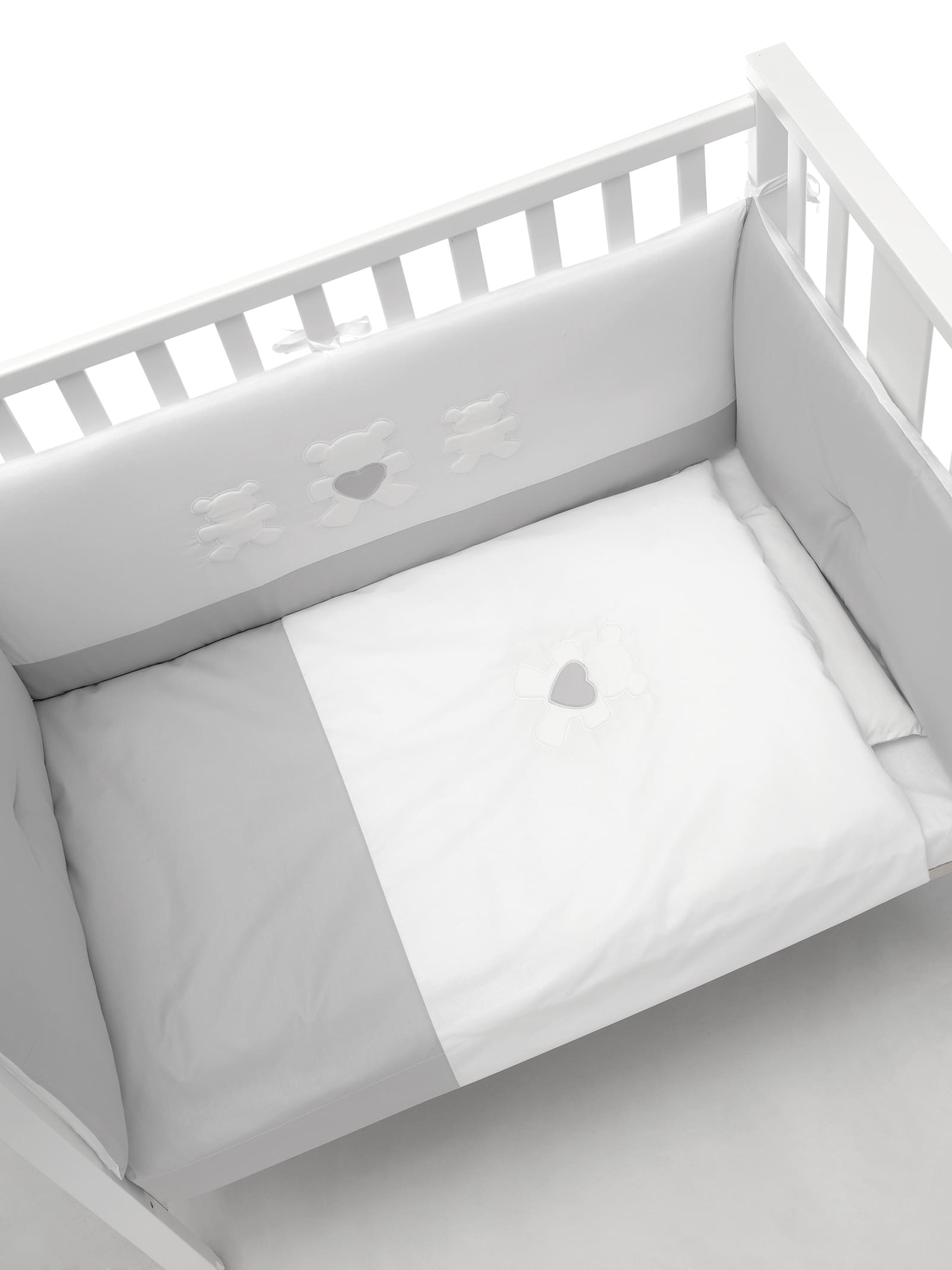 Erbesi Set Tessile Lettino Mini completa la culla Mini. Il rivestimento tessile comprende: materasso in fibra sfoderabile in aloe di misura 100x60x9, cuscino, piumotto stabile e paracolpi a 4 lati di cui uno separato, set 3 pz lenzuolino e riduttore. Colori disponibili: Tortora - Grigio.