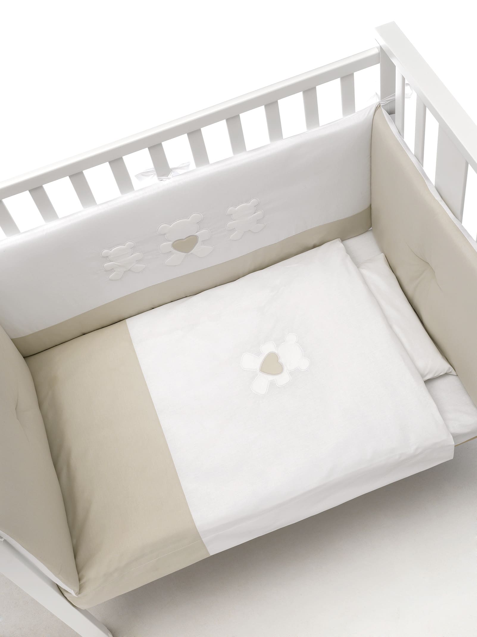 Erbesi Set Tessile Lettino Mini completa la culla Mini. Il rivestimento tessile comprende: materasso in fibra sfoderabile in aloe di misura 100x60x9, cuscino, piumotto stabile e paracolpi a 4 lati di cui uno separato, set 3 pz lenzuolino e riduttore. Colori disponibili: Tortora - Grigio.