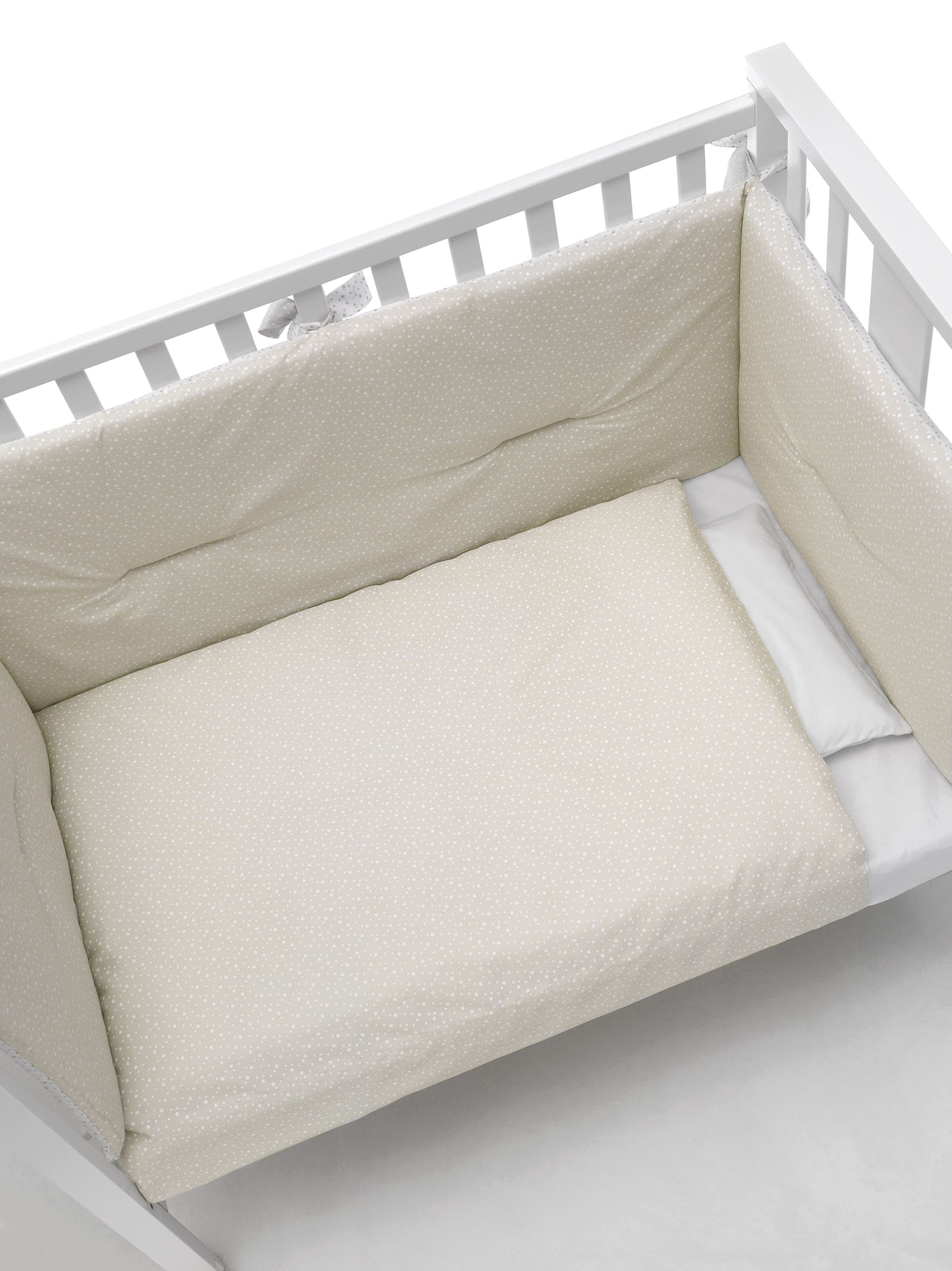 Erbesi Set Tessile Lettino Mini completa la culla Mini. Il rivestimento tessile comprende: materasso in fibra sfoderabile in aloe di misura 100x60x9, cuscino, piumotto stabile e paracolpi a 4 lati di cui uno separato, set 3 pz lenzuolino e riduttore. Colori disponibili: Tortora - Grigio.