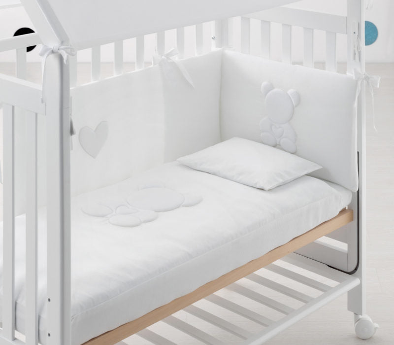 Azzurra Design Lettino Contact Domus è realizzato soli materiali Made In Italy e renderà la cameretta un posto sicuro e confortevole dove trascorrere del tempo e riposare in piena tranquillità.