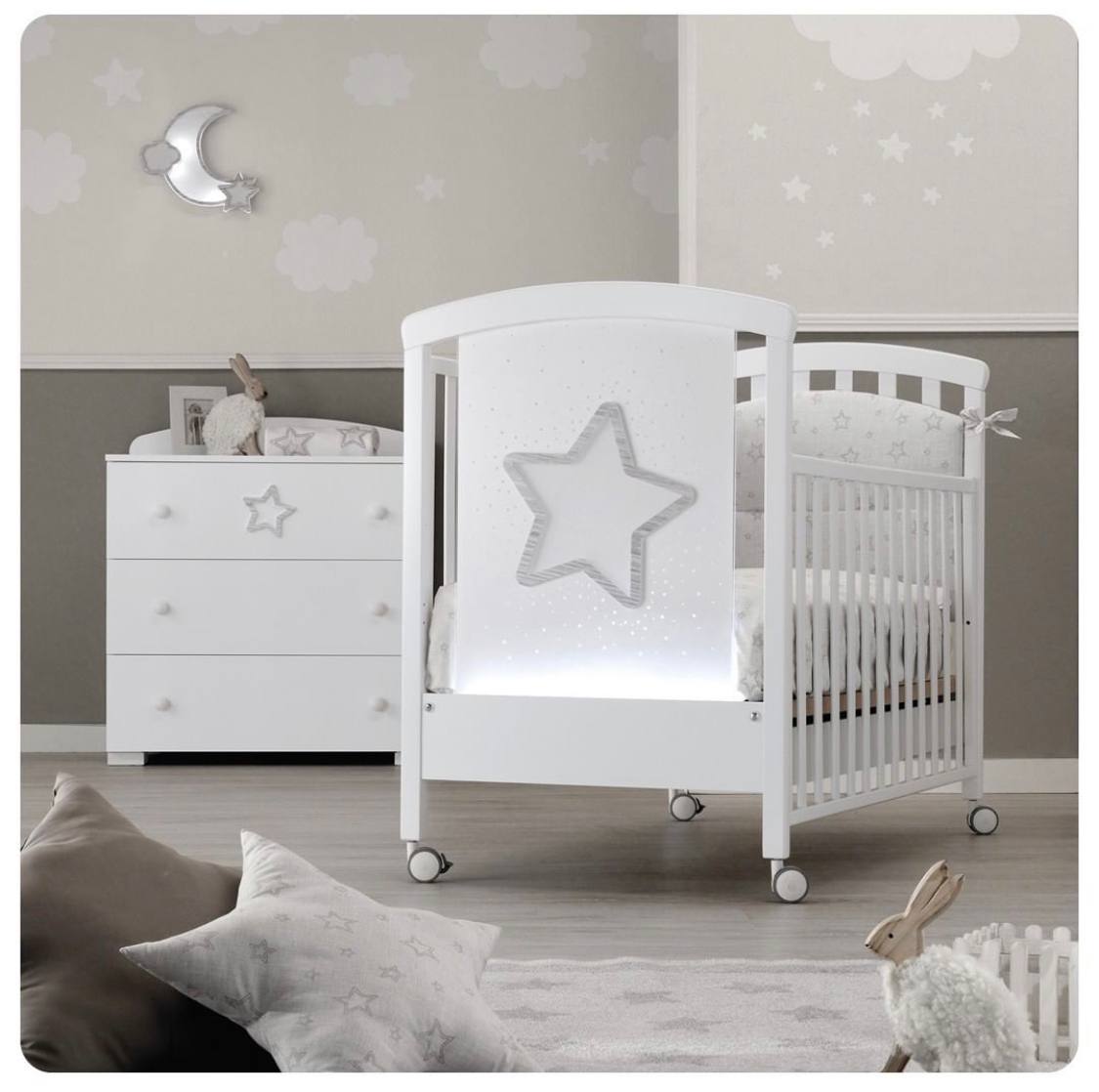 Erbesi Lettino Star è pensato e realizzato per il benessere del tuo bambino. Erbesi da sempre si prende cura dei più piccoli utilizzando solo prodotti 100% Made In Italy. La culla Star grazie alle luci presenti sul pannello in plexiglas e all'adorabile decorazione in rilievo della stella regaleranno un'atmosfera magica e rilassate, dove rilassarti o giocare.