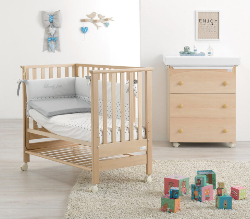 Azzurra Design Lettino Contact è realizzato e progettato pensando al benessere del bambino. Azzurra Design da sempre utilizza solo materiali Made In Italy per assicurare la sicurezza del bambino. Il lettino Contact segue linee semplici e moderne per soddisfare i gusti di ogni genitore.