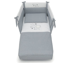 Il set tessile Azzurra Design per il lettino Baby Dream si compone di 3pz. Realizzato con soli materiali Made In Italy. Set piumone: piumone estraibile, paracolpi e federa.