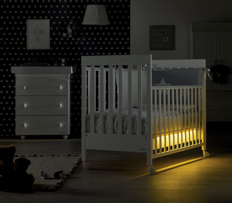 Azzurra Design Sistema Light permette di avere sempre una luce di cortesia a disposizione che crea un atmosfera piacevole e rilassante per il bambino.  Il raffinato Sistema Light utilizza la moderna tecnologia LED che ti permette di avere un illuminazione soffusa ogni qualvolta che ti avvicini al lettino grazie al sensore.