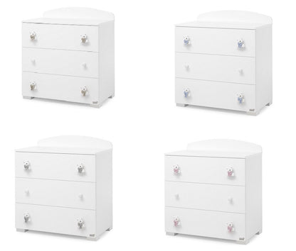 Erbesi Comò Tato capiente ed elegante è realizzato con soli materiali Made In Italy. Il comò è utile per riporre tutto il necessario per il bambino e va a completare la linea Tato. Puoi scegliere i colori disponibili: tortora, grigio, celeste e rosa.